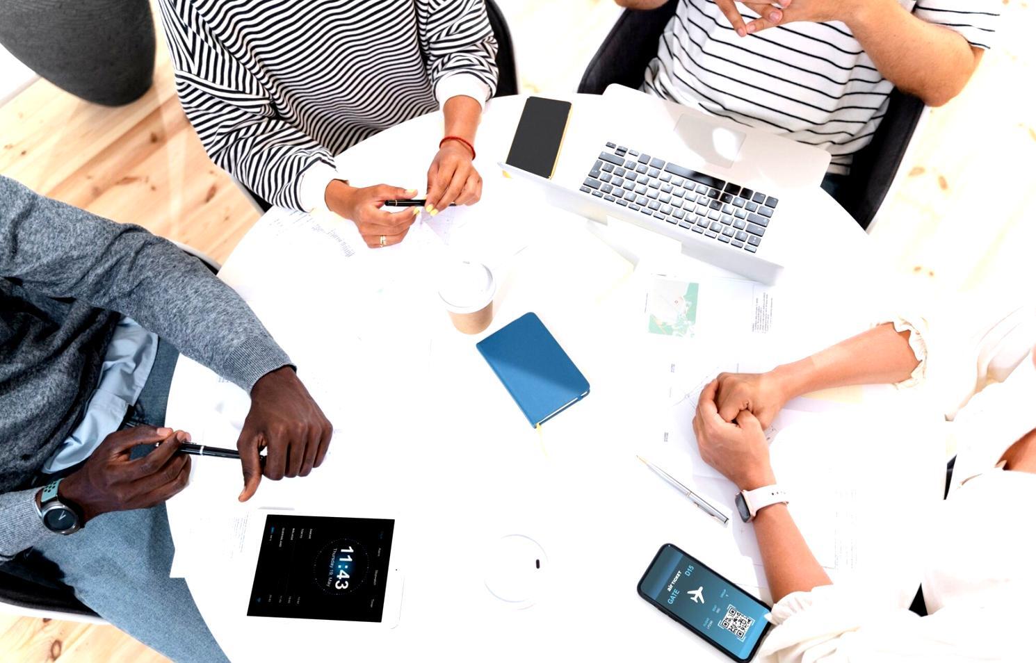 Beratungsgespräch über Finanzplanung und Sparstrategien