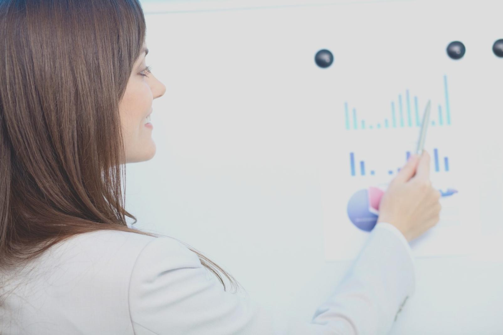 Gemütliche Küche mit Kaffeetasse und Notizbuch, Symbol für finanzielle Planung im Alltag