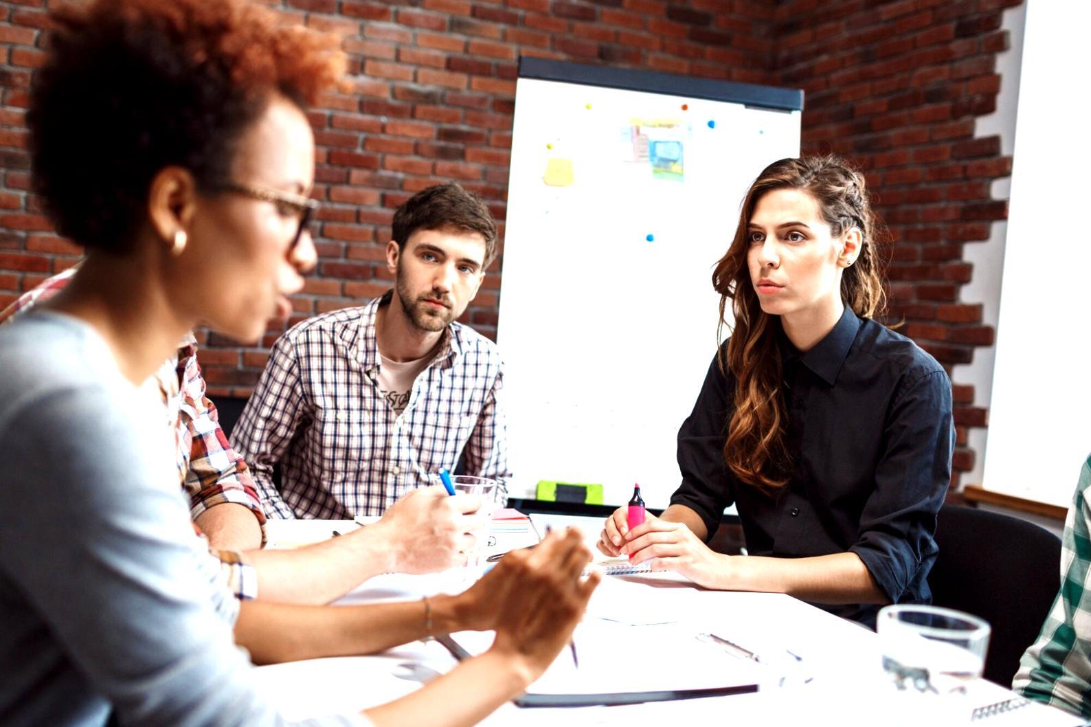 Person beim Durchgehen von Finanzunterlagen und Planung am Schreibtisch