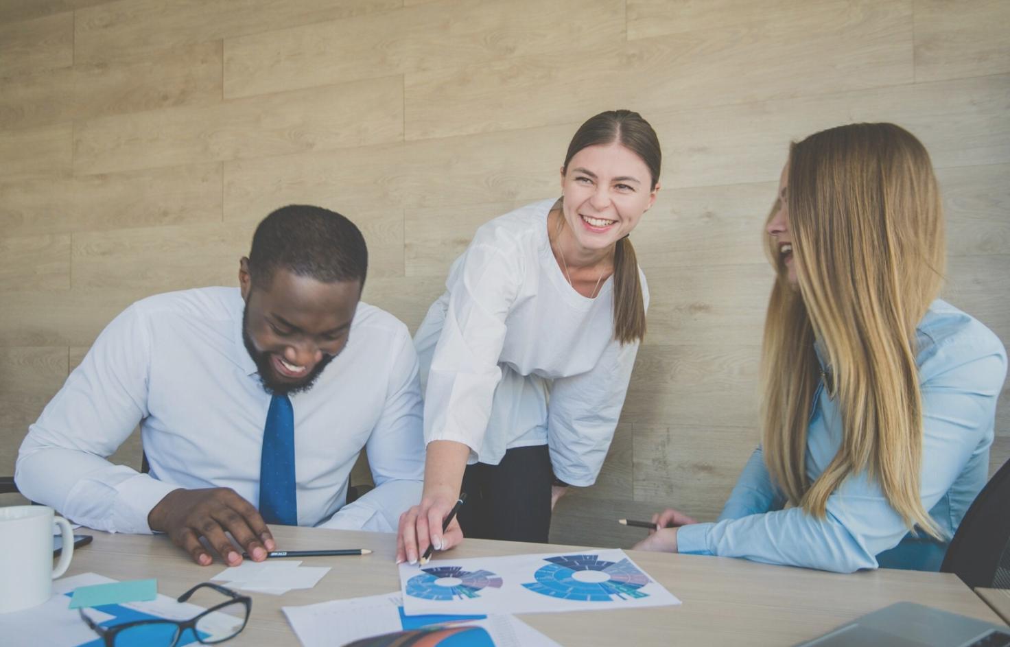 Team bei der Besprechung von Sparstrategien
