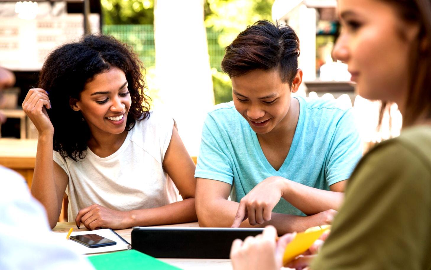 Frau am Schreibtisch mit Dokumenten und Taschenrechner plant ihre monatlichen Ausgaben